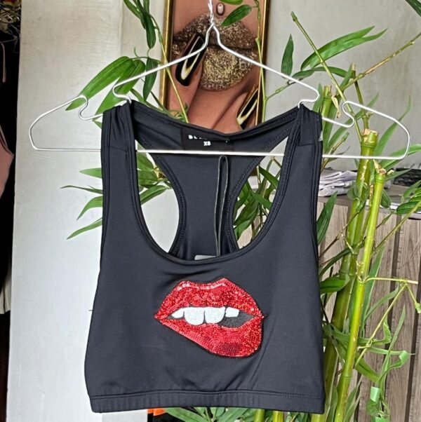 Uk brand cami glitter top lips in black with red details m-L