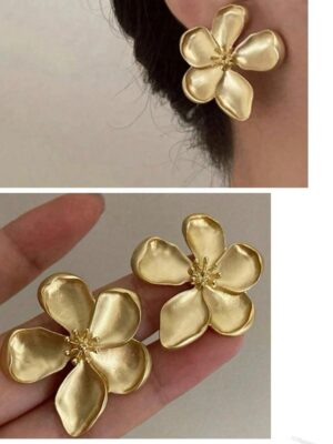 Shein flower shaped earrings in gold
