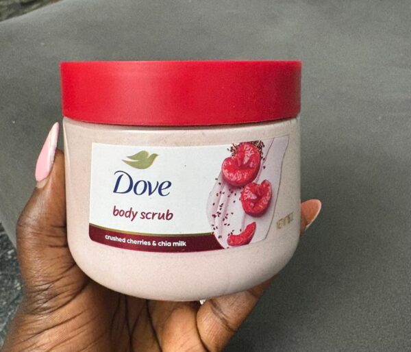 Dove body scrub crushed cherries & chia milk